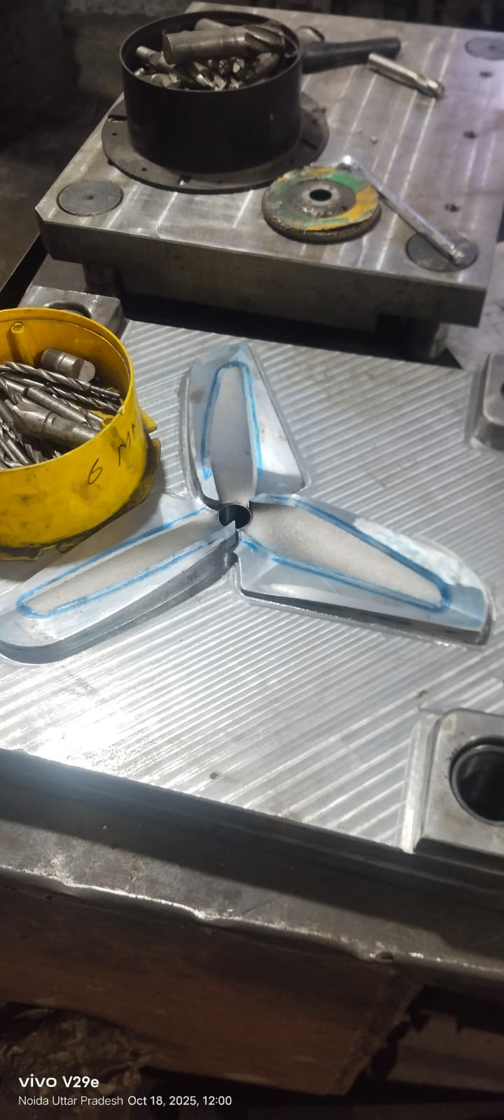 Mold cavity inspection with blue dye
